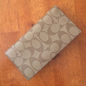 ⭐️⭐️Coach checkbook cover⭐️⭐️